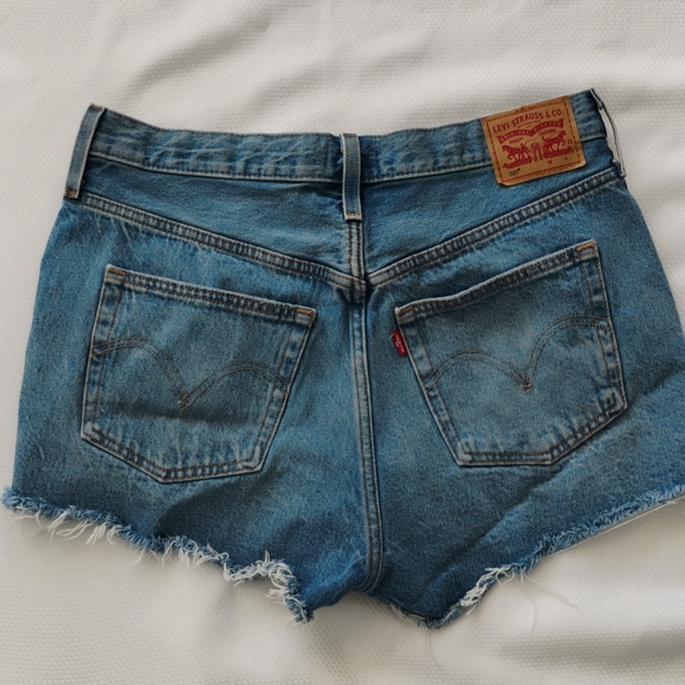 Levis 501 Original Shorts Distressed High-Rise Medium Wash Shorts Waist Size 30 - Picture 5 of 11
